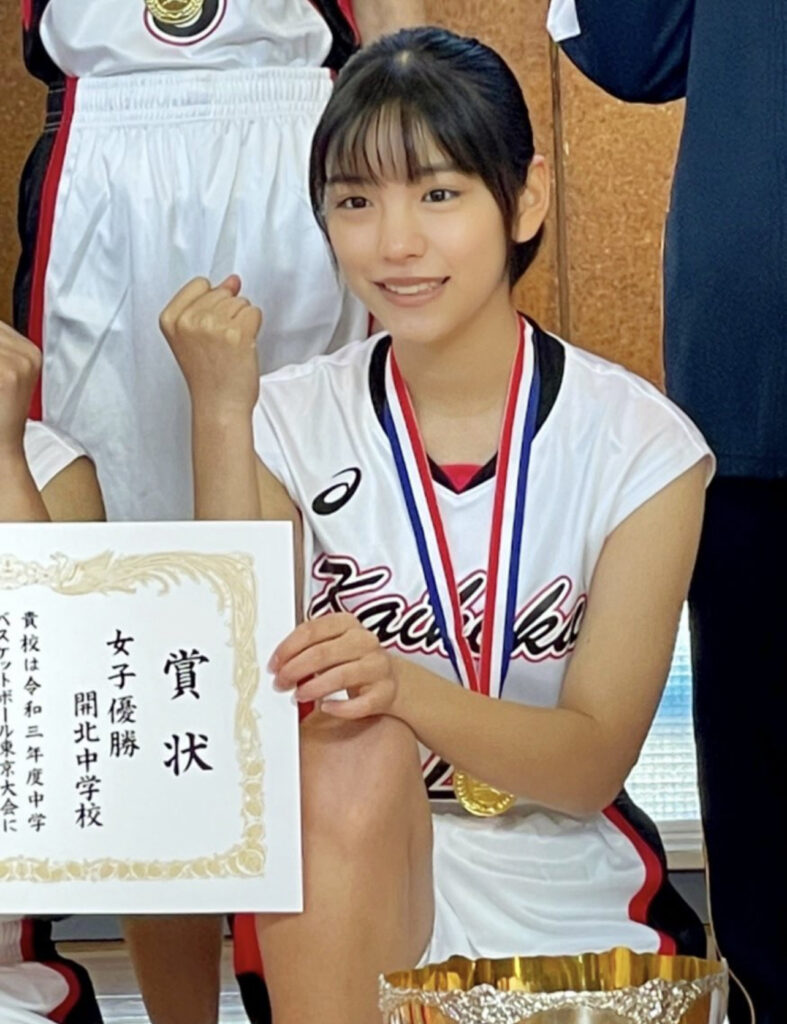バスケのユニフォームを着た當真あみ