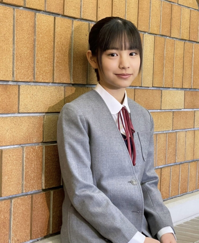 ブレザーを着た當真あみ