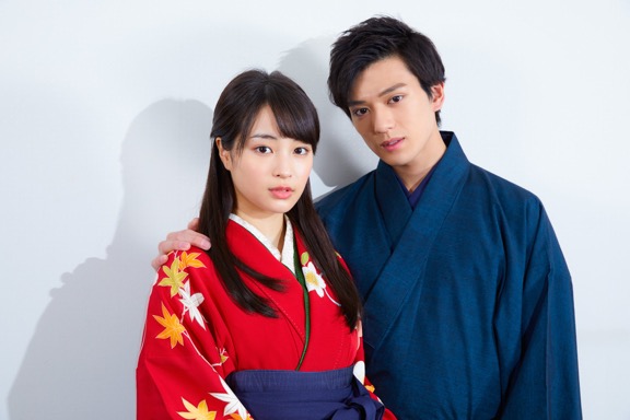 広瀬すずの肩に手をまわす真剣佑