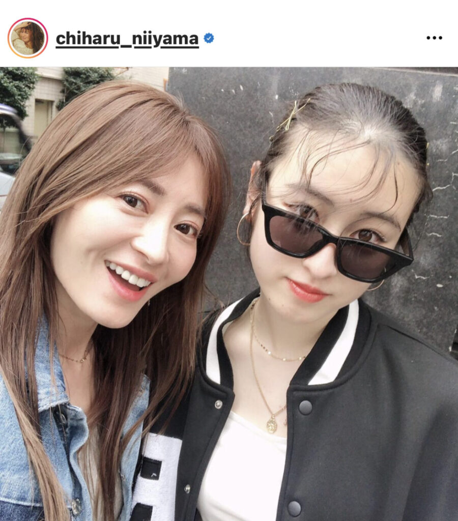 笑顔の新山千春と娘